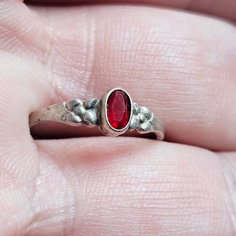 Eldre ring i sølv med rød stein