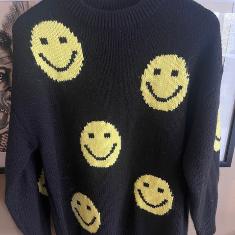 Oversized Smiley genser str S ( passer str S-L )