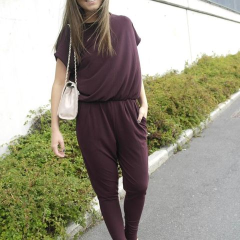 vinrød jumpsuit fra malene birger