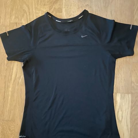 Sort Nike trenings t skjorte str M. Dry Fit