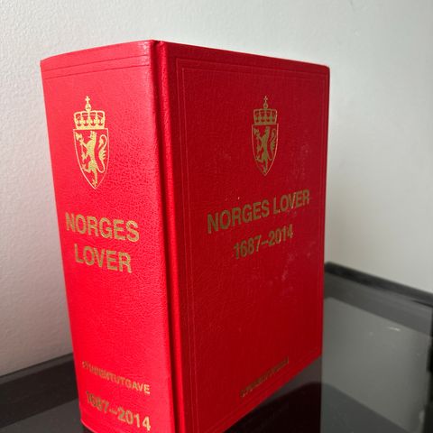 norges lover bok, student utgave selges for 200kr