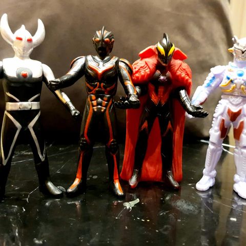 Fire superkule Ultraman-figurer