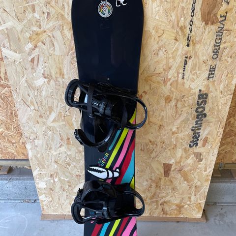 Snowboard pakke: Burton Snowboard 140 cm og nye Burton sko strl 38.