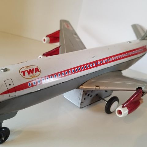 Stor.  Gammel.  TWA Boeing 707 Tin flymodell.    Produsent MARX.  Laget i Japan.