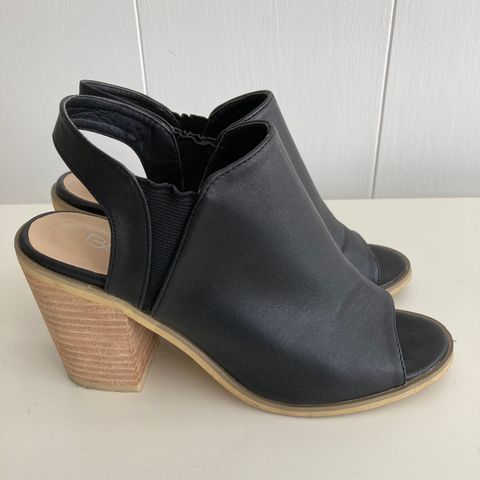 B & Co svarte skinn sandaler / sommer sko!