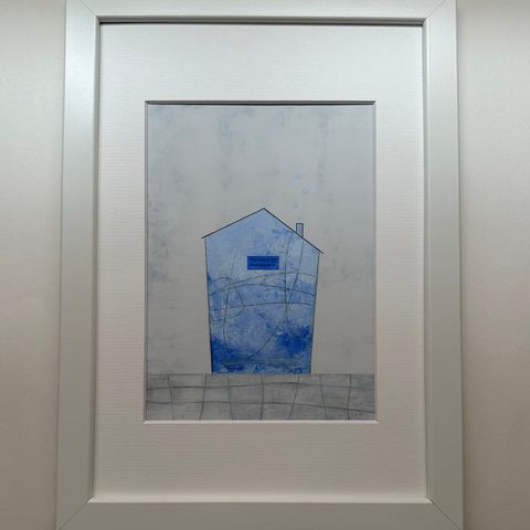 Akrylmaleri "Blått hus med tekst" av Birgit Rossavik Frantzen.