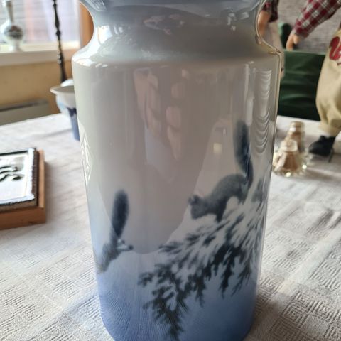 Porsgrund Porselen vase Springende ekorn.
