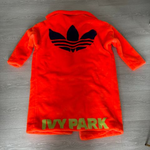 ADIDAS x IVY PARK neon orange kåpe fuskepels kåpe. HELT NY.