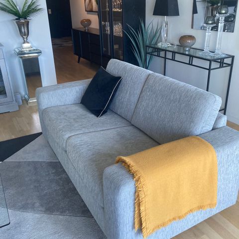 Hjellegjerde sofa- 2 seter med plass for 3