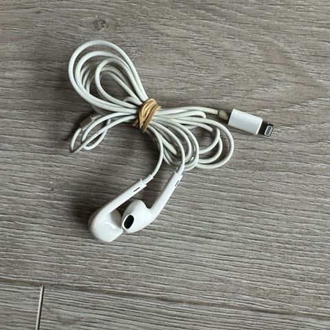 Apple øretelefoner med Lightning-tilkobling