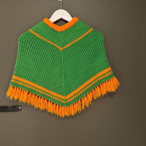 Hjemmestrikket retro poncho