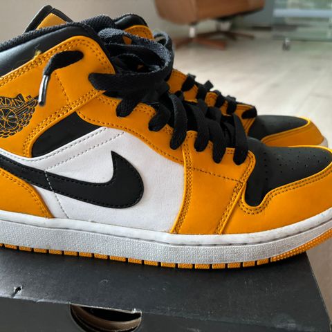 Meget pent brukte Jordan 1 Mid Taxi i str 43