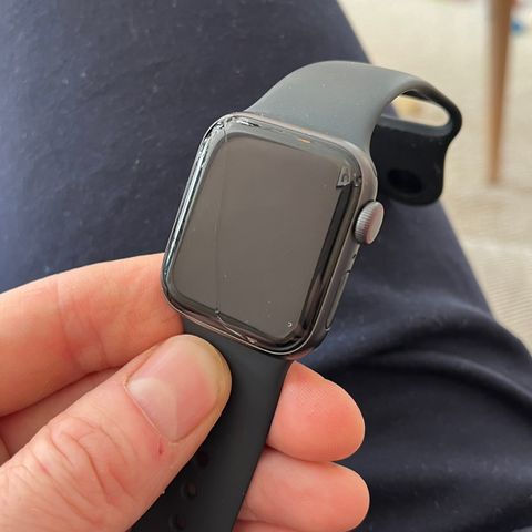 Apple Watch SE Cellular/4G, 40 mm Stellargrå. 1. generasjon. Sprekk i glasset.
