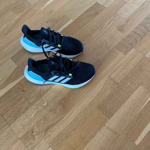 Adidas (løpesko) Ultra Boost 22 - Dame str. 40. Lite brukt