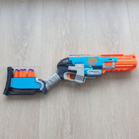 NERF ZOMBIE STRIKE med 9 skudd