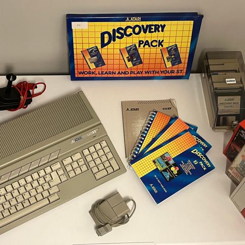 Unik mulighet - Atari 520 STFM «Discovery pack» m/spill, programvare og tilbehør