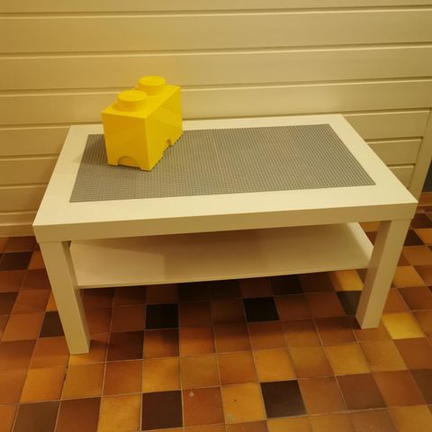 Lego bord laget av IKEA lack bord.