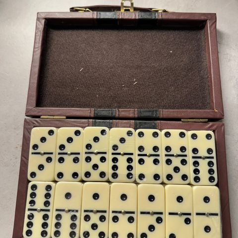 spill dominos