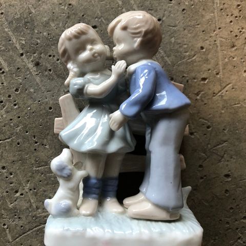Porselensfigur -Gutt & Jente