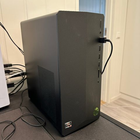 Stasjonær gaming PC med tilbehør