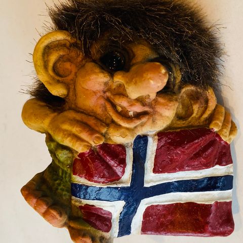 Trollfigur med norsk flagg