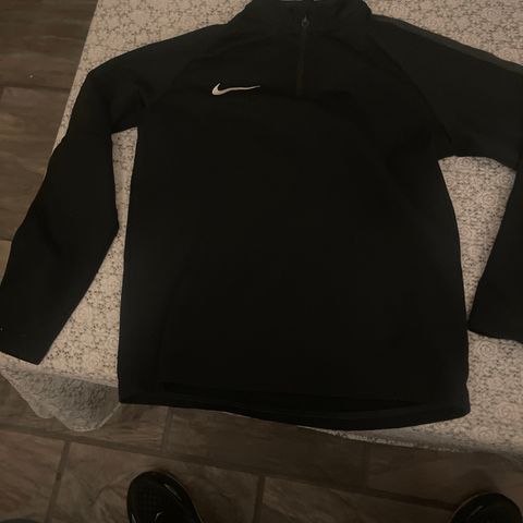 Treningsgenser Nike str M (137-147cm 10-12 år)