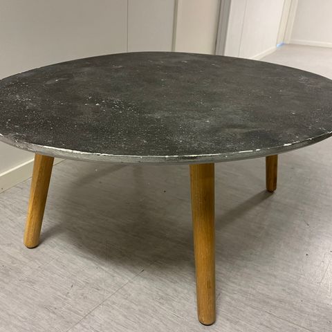 Unikt stuebord med trebein og imitert steinplata