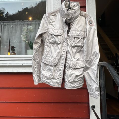 Billig windbreaker  fra parajumper str S selges kr 800