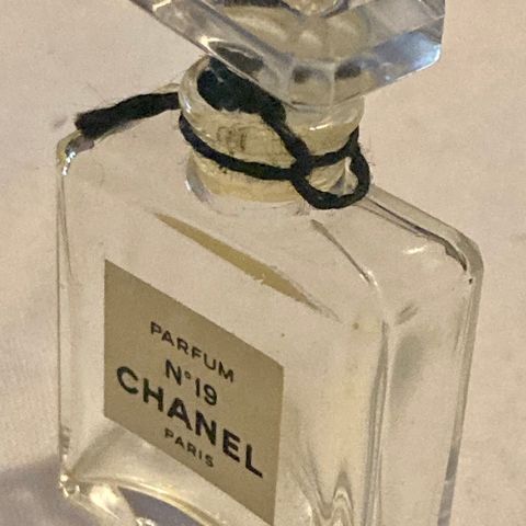 Vintage CHANEL 19 Parfyme flaske og Talkumpulver beholder