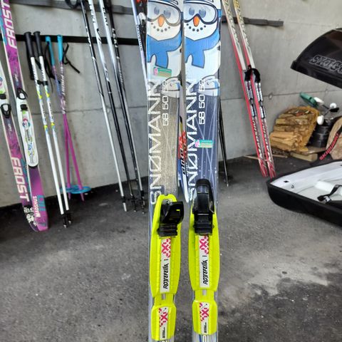 Diverse ski til barn og staver selges billig