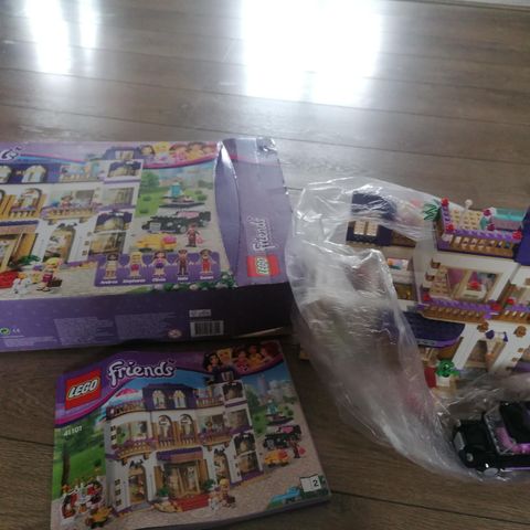 Lego friends selges