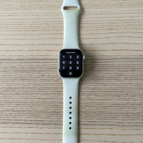 Apple Watch Series 8 (GPS) i hvit farge, 41 mm urkasse