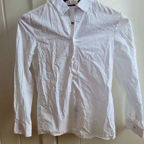 Hvit penskjorte str 152