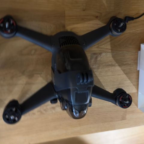 Dji FPV drone med briller og 2 kontroller og ekstra propeller