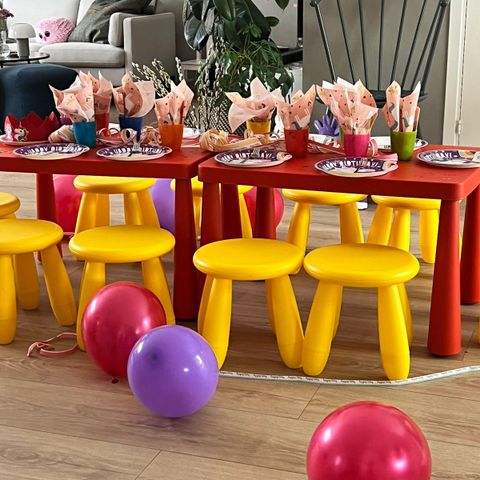 TIL UTLEIE: Barnestoler/-krakker og -bord til barnebursdag