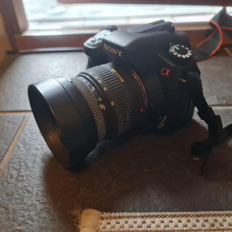 Fin Sony A200 speilrefleks digital med 18-50 Sigma zoomlinse til salgs