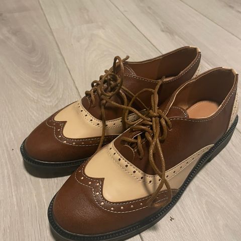 Kjempe kule retro Oxford sko str 38