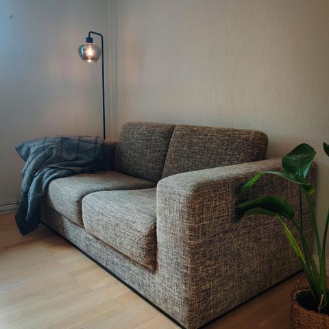 Stilren og komfortabel sofa