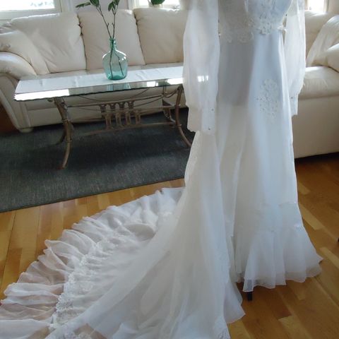 Hvit brudekjole til slank brud. Livvidde 62 cm.