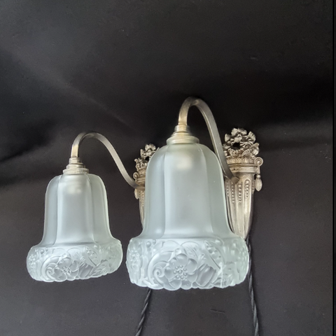 Vegglampe (2)-  Hanots &A.C - nikkelbelagt bronse, presset glass fra 1925-1930