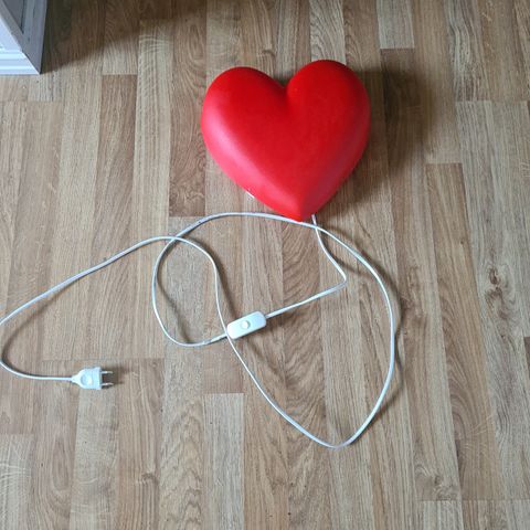 Barnelampe rød hjertet fra IKEA