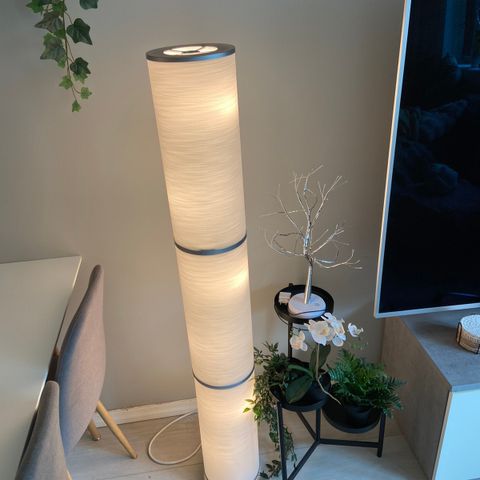 Gulvlampe Vidja / Ikea Lampe + lyspærer & kontroll