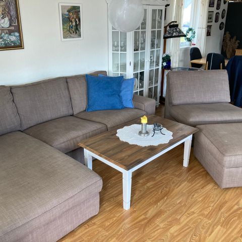 KIVIK 3 seter sofa med Sjeselong med stol og fotskammel