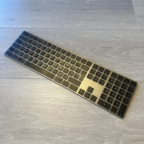 Pent brukt Apple Magic Keyboard space grey.