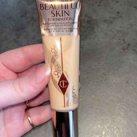 Uåpnet Beautiful Skin Foundation Charlotte Tilbury