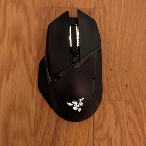 Pent brukt Razer basilisk ultimate m/ ladedokk