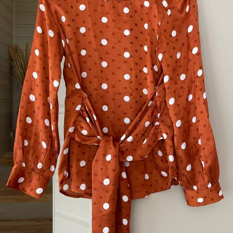 Vero Moda bluse i brent oranges med offhvite dotter