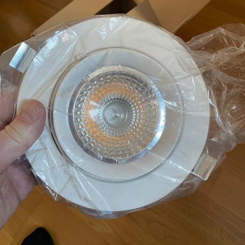 2 stk hvite LED downlights  , varmhvit IP20, 37 W