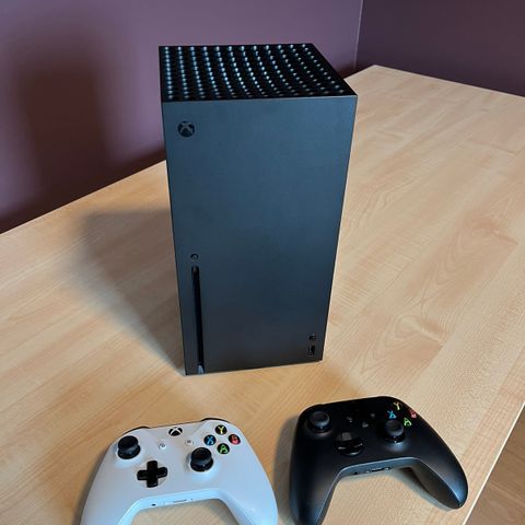 Xbox Series X med 2 kontrollere
