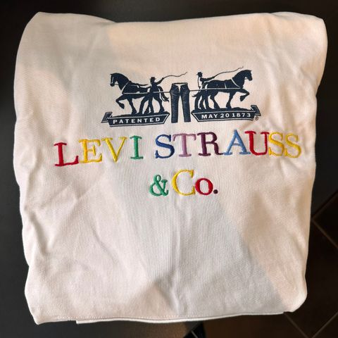 Levis hettegenser